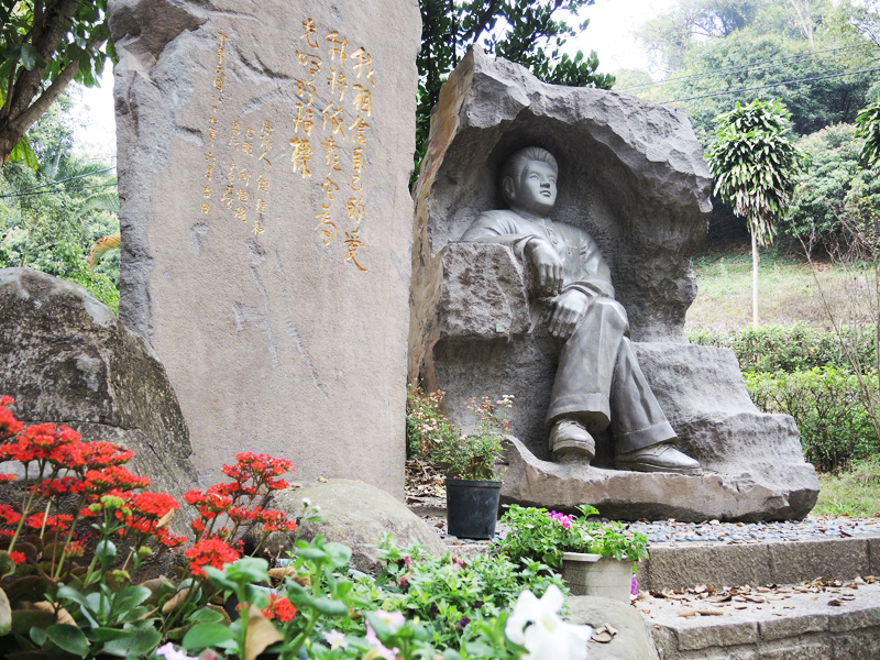 台灣文學步道園區的鍾理和雕像面向美濃大地。（圖∕徐世雄 攝）