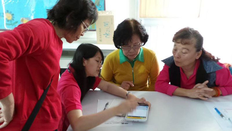 岡山社大為高齡者開設如何使用平板電腦課程。（圖∕岡山社區大學 提供）