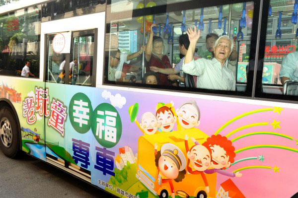 高雄市政府推出「老玩童幸福專車」，鼓勵長輩出遊。（圖∕張忠義 攝）