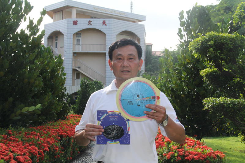 中芸國小陳校長展示學校出版的雙面星座盤。（圖∕中芸國小 提供）