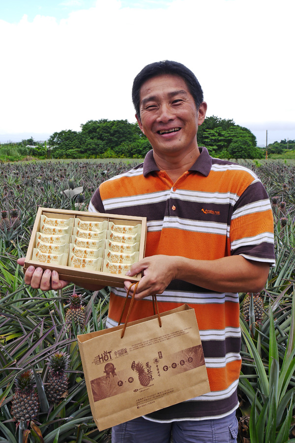 幸福原味老闆王秋雄以自家栽種鳳梨做成美味鳳梨酥。（圖∕張簡英豪 攝）