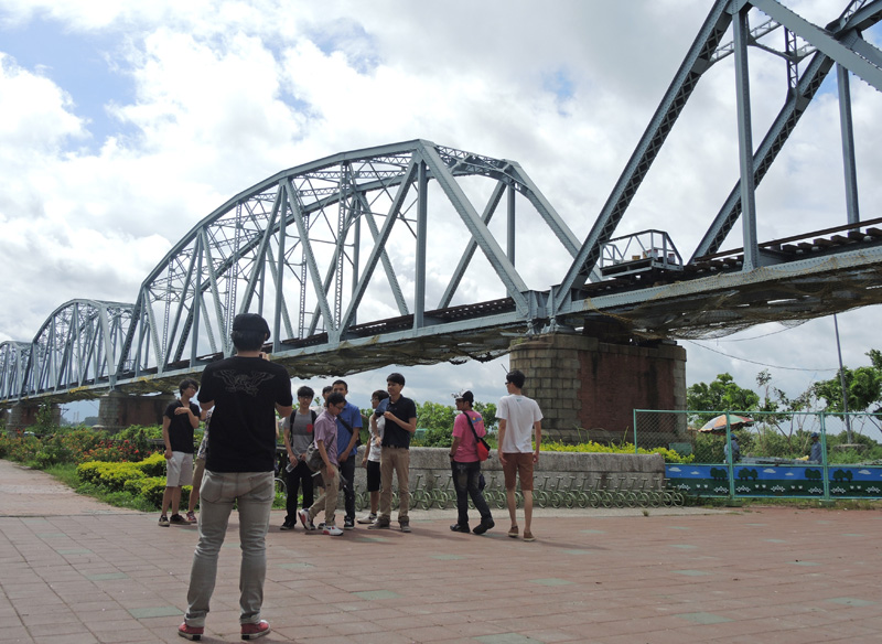 舊鐵橋濕地公園的美景吸引遊客駐足拍照。（圖∕徐世雄 攝）