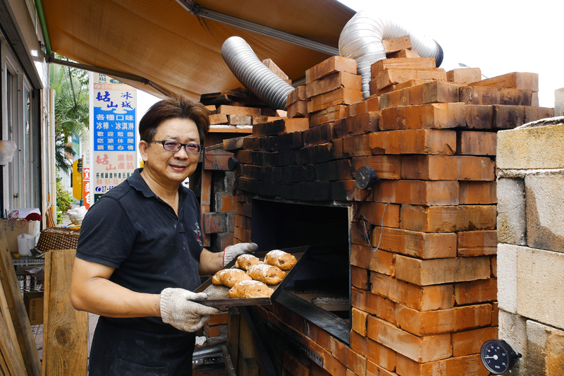 鳳荔窯烤麵包披薩工坊結合大樹產業特色烤出好吃麵包。（圖∕張簡英豪 攝）