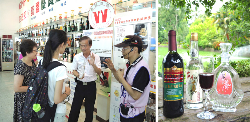 竹寮山觀光酒廠老闆楊豐茂親自為遊客解說產品。（圖∕徐世雄 攝）