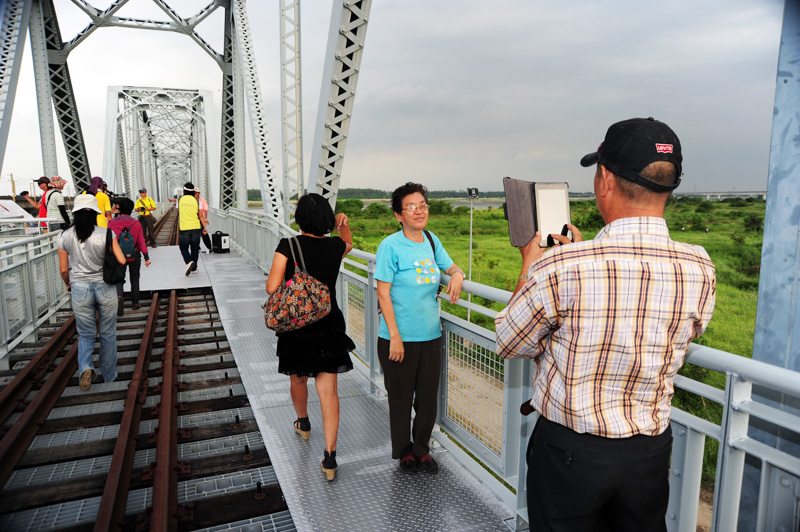 大樹舊鐵橋變身為觀景的天空步道，遊客行走於此可俯瞰濕地公園美景。（圖∕鮑忠暉 攝）