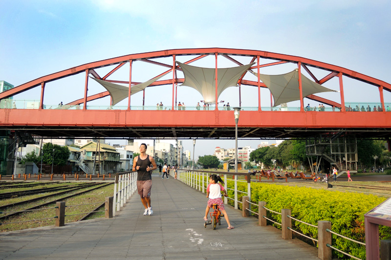 舊陸橋變身「天空雲台」，成為鐵道文化園區新亮點。（圖∕徐世雄 攝）