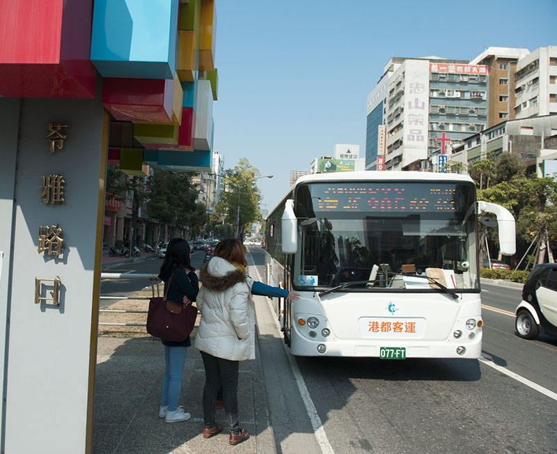 高雄市公車路網優質化，公車載運量相較去年提升近三成。（圖∕李士豪　攝）