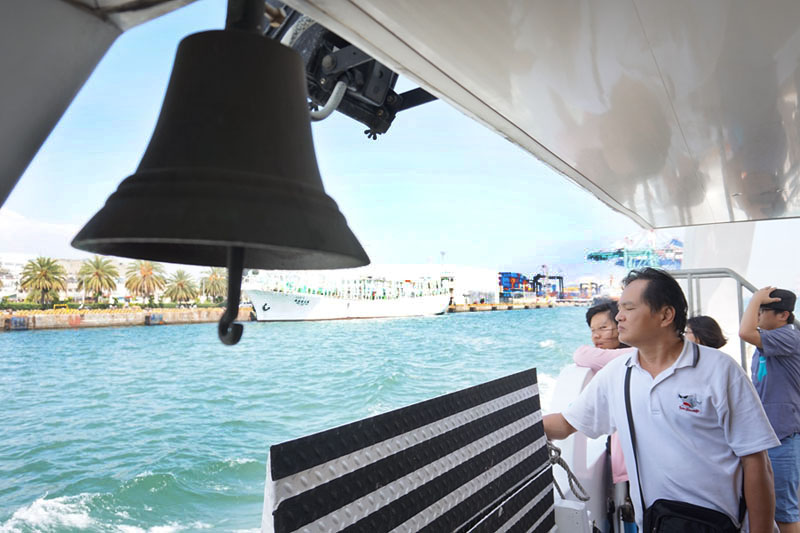 目前高雄十分熱門的搭遊艇遊文化園區行程，一次就可享有高雄的海港與藝文特色。（圖∕蘇茵慧　攝）