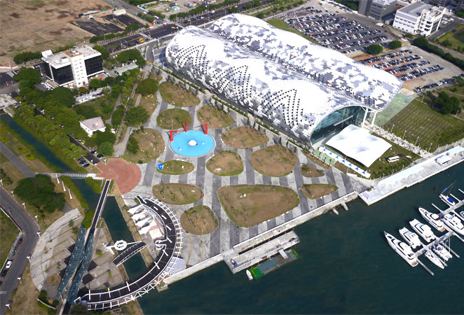 新光公園旁鄰高雄展覽館，前接新光碼頭，成為高雄港灣著名地標公園。（圖∕張簡英豪　攝）