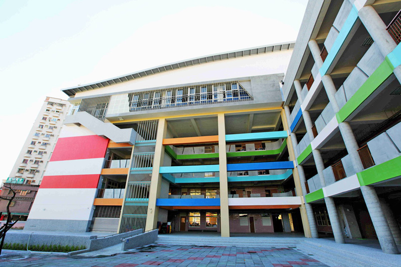 正興國小教學大樓外觀色彩繽紛，並採用綠建築設計，兼具美學與實用功能。（圖∕高雄市政府工務局新工處 提供）