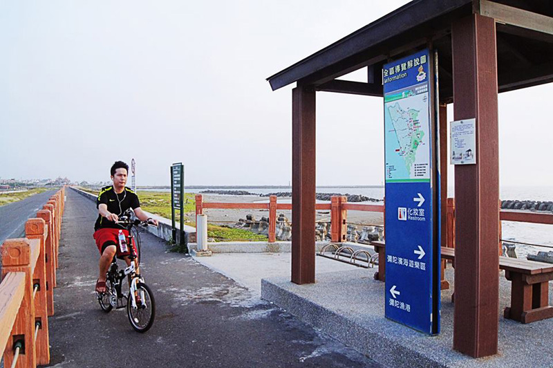 沿著彌陀海岸線騎乘自行車舒適暢快。（圖/陳坤毅 攝）