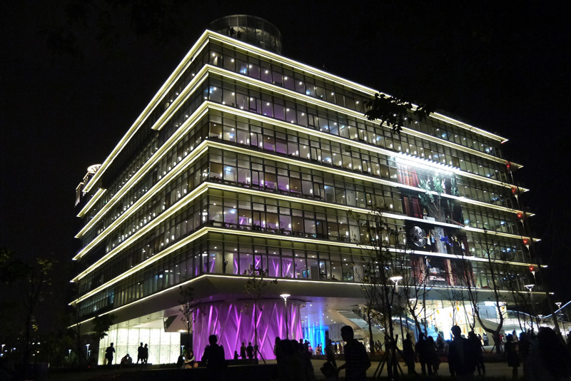 2014年11月13日高雄市新圖書總館啟用，成為市民的國家級知識殿堂。（圖∕李昀諭　攝）