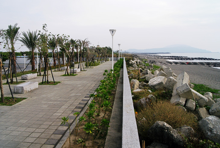 政府重新營造海堤廣場，綠化的友善空間開闊平整。（圖∕陳坤毅　攝）