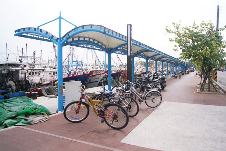 騎單車逛漁港風情，成為許多民眾喜愛的假日休閒方式。（圖∕陳坤毅　攝）