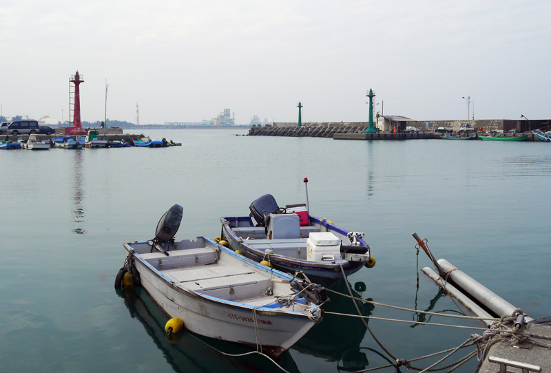站在永新漁港眺望大海，可深刻感受漁港的寧靜風情。(圖/李昀諭　攝)