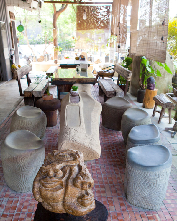 瀚石工坊的庭院擺滿各式石雕桌椅可悠閒品茶賞作品。（圖∕高志宏 攝）