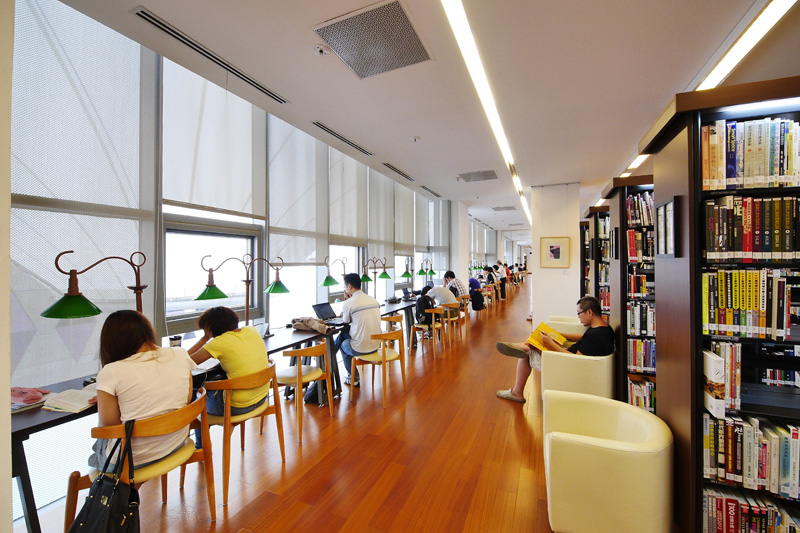 高雄的圖書館空間舒適寬敞、光線充足。（圖∕張簡英豪 攝）