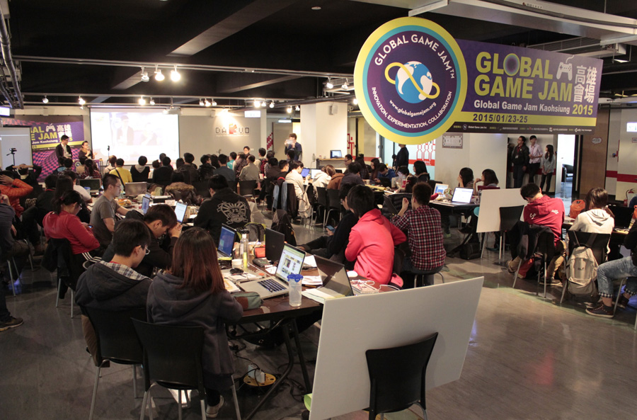 來自業界、社群、學生等不同領域的遊戲開發者，齊聚2015 Global Game Jam高雄會場─高雄市數位內容創意中心。（圖∕高雄數位內容創意中心 提供）