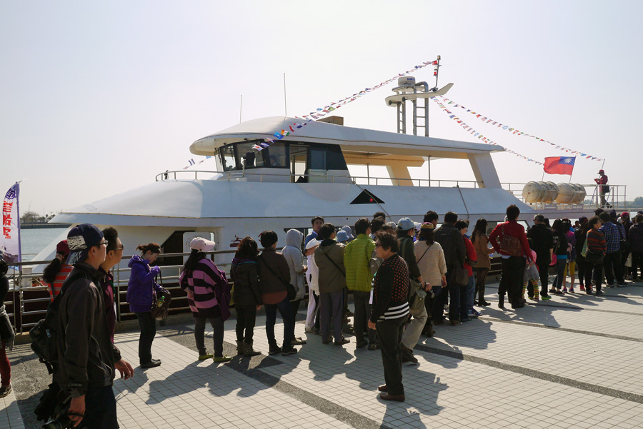 「興達港-安平港」新航程一推出就吸引大批遊客搶鮮體驗。（圖∕李昀諭 攝）