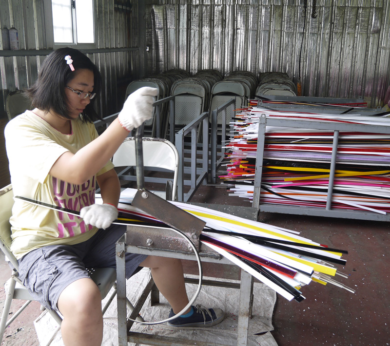 大湖社區發展協會身障班成員與志工將回收物加工成為手工藝品。（圖∕李昀諭 攝）