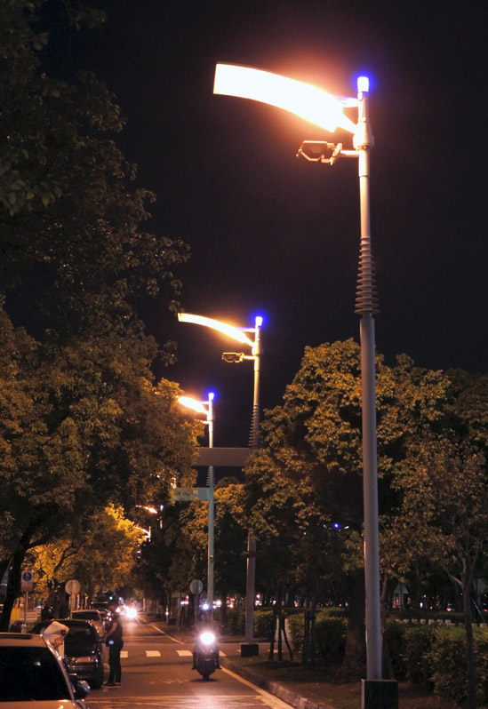   路燈上的藍色燈泡營造出高雄的海洋意象。（圖∕徐世雄 攝）