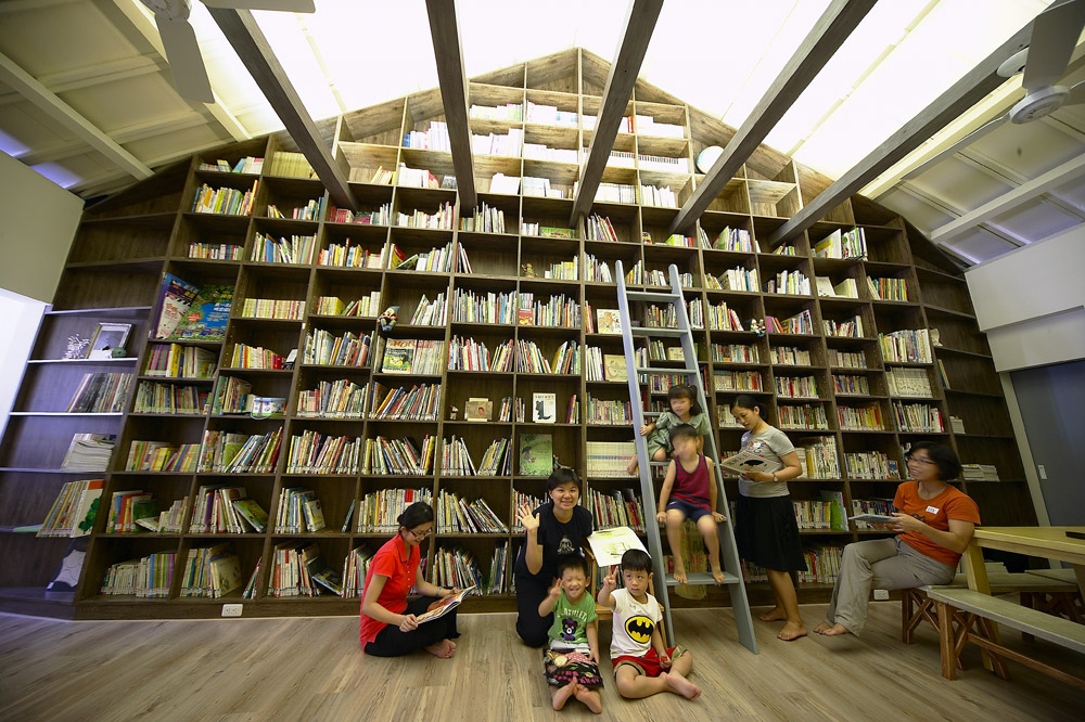 「小房子閱讀•生活空間」的大屋子形狀書櫃，讓找書也成為一種樂趣。（圖/蒲公英故事閱讀推廣協會 