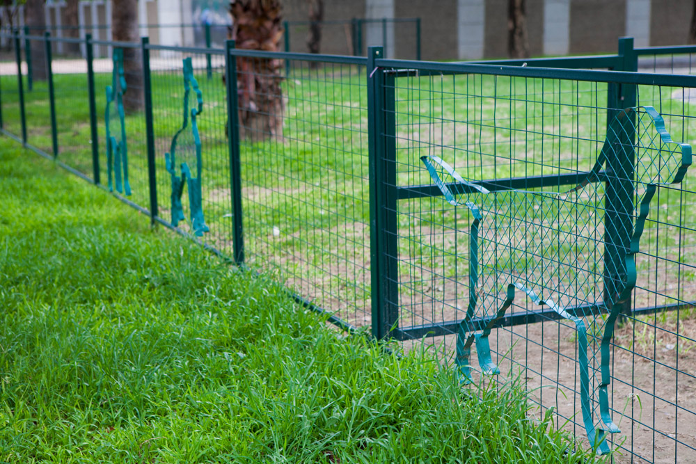 「狗狗運動公園」用可愛狗狗圖案的墨綠色格網柵欄圍出一大片毛小孩的自由空間。（圖/高志宏 攝）