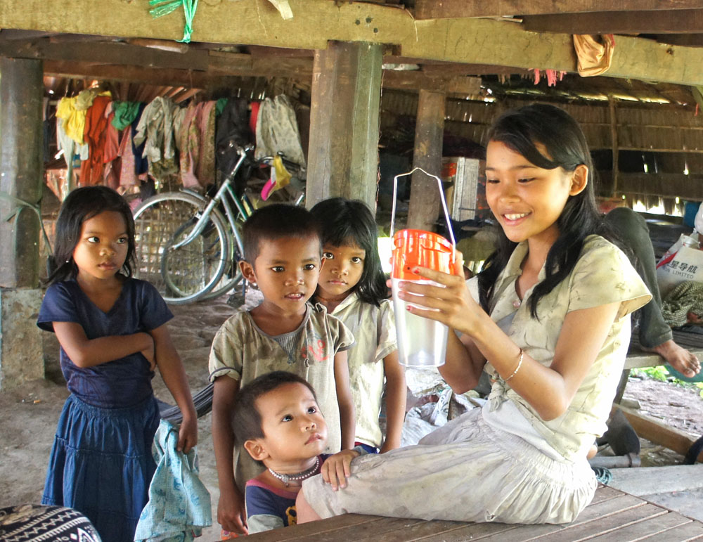 太陽能電燈照亮柬埔寨社會底層家庭。（圖/黃繻嫺 提供）