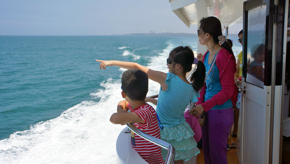 1小時的航程中，遊客愜意欣賞海上風光。（圖/李昀諭 攝）