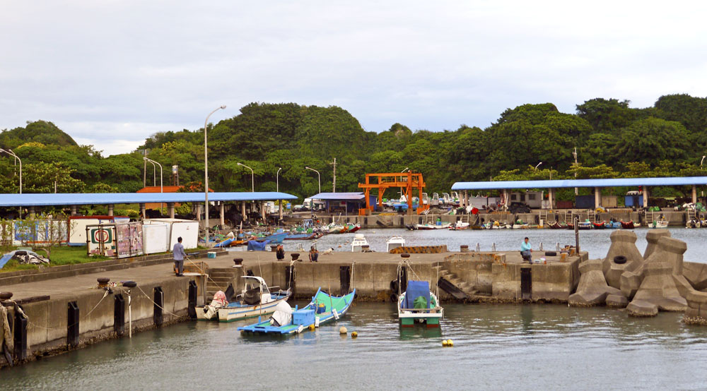 鳳鼻頭漁港設有安全的釣魚區。（圖/李昀諭 攝）