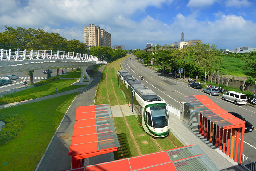 臺灣第一條的高雄輕軌上路了，一起體驗輕緩寧靜的全新城市交通運具。（圖/鮑忠暉 攝）