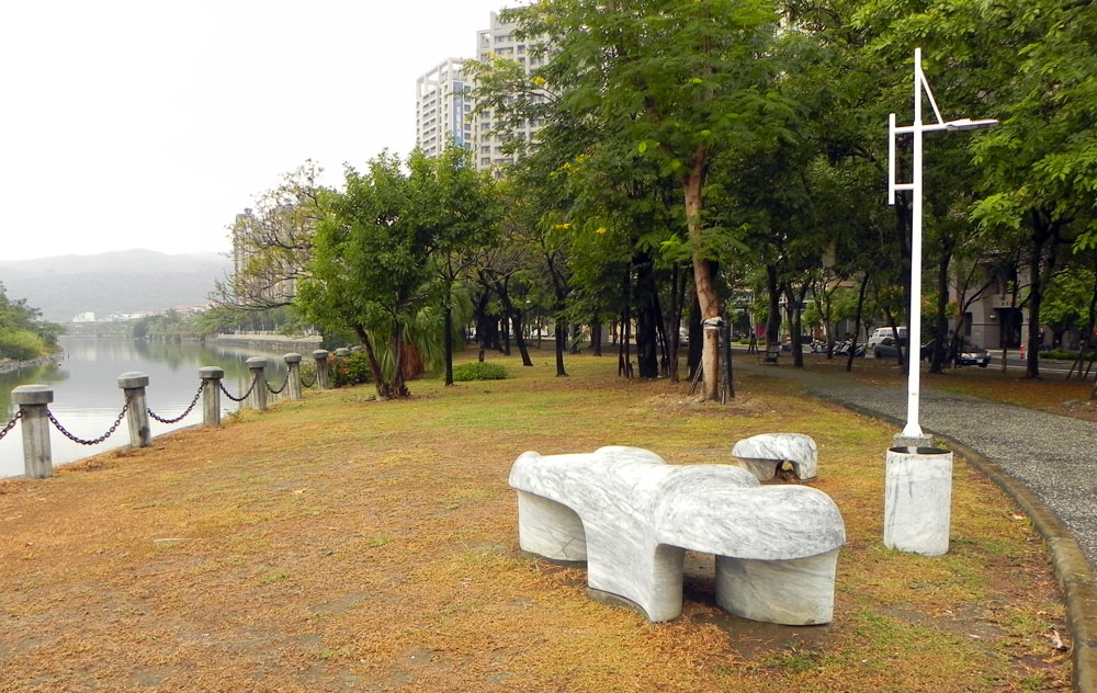 大理石椅讓遊客坐下來，愜意欣賞河岸景觀與飛鳥。（圖/廖順福 攝）