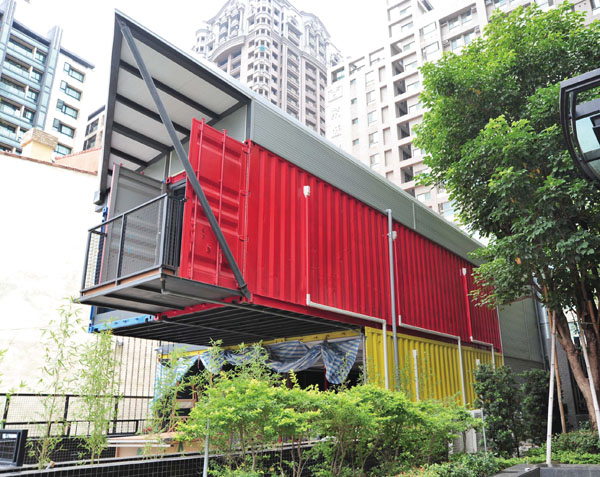 飛天糜鹿餐廳由貨櫃打造而成Kaohsiung's Flyin' Moose Restaurant was built using cargo containers.