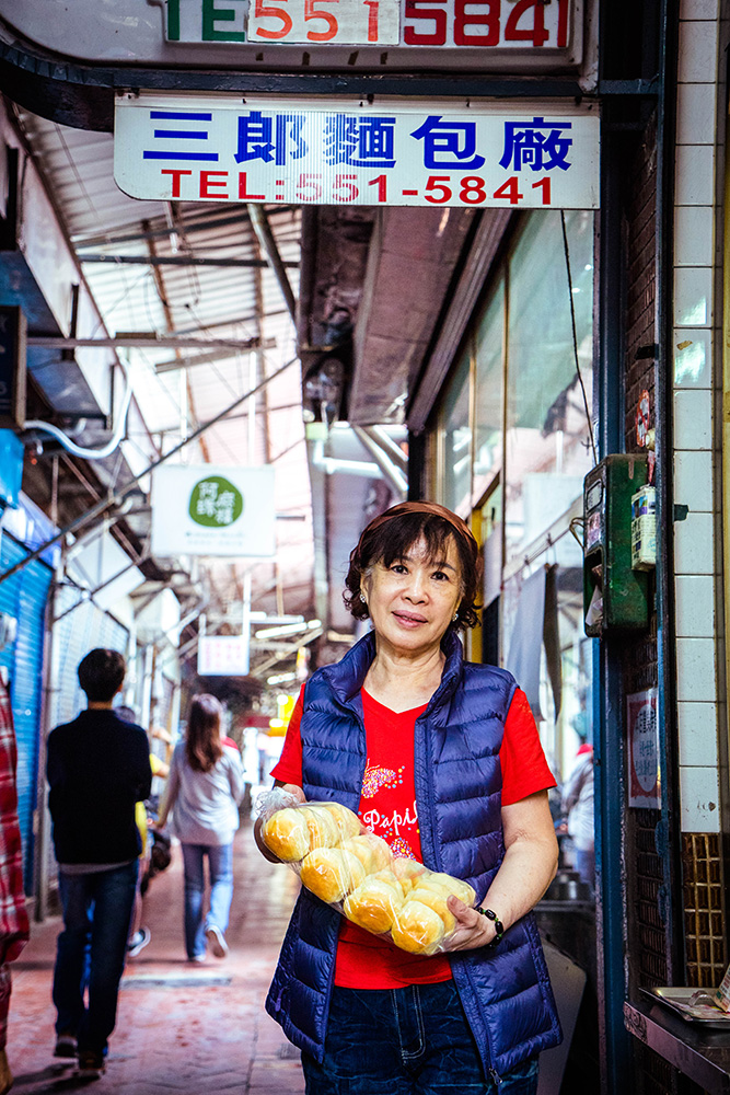 三郎麵包漂亮的老闆娘正向我們介紹著其揚名的奶油餐包。
