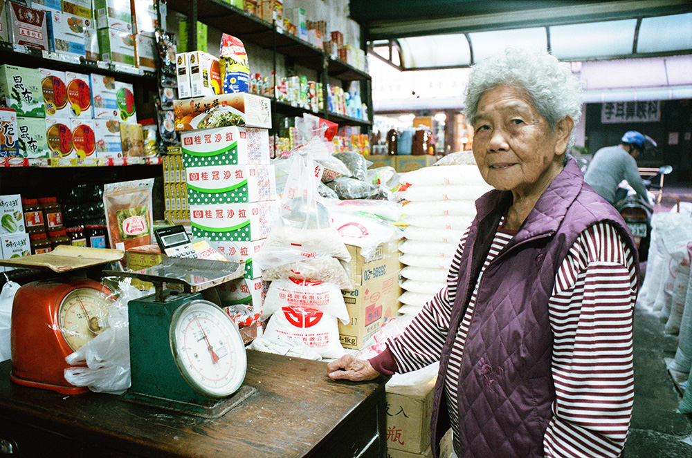 王郭錦華阿嬤於她幸福的雜貨店。