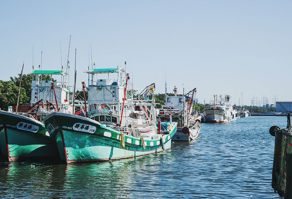 興達港觀光漁市因鄰近的興達港漁港捕撈的新鮮海產聞名，漁市附近海鮮餐廳林立。（郭安比·攝影）