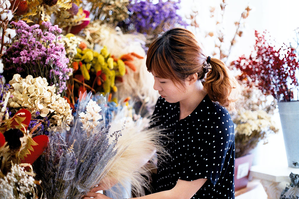  Chelsea先前曾在台北知名的花藝工作室工作，回到高雄繼續把花帶入人們生活。（楊士傑·攝影）