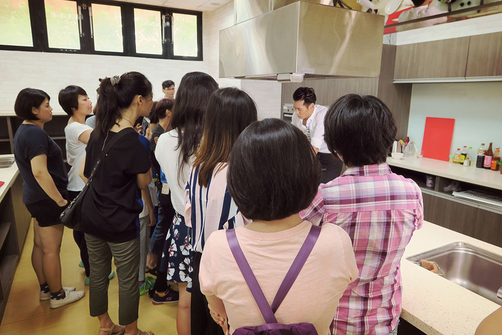 「打狗食趣」廚藝教室使用高雄在地出產的食材製作美味料理。（蔡旻珊·攝影）