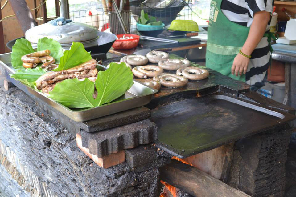 石板烤肉與自製的部落香腸。（George Han·攝影）