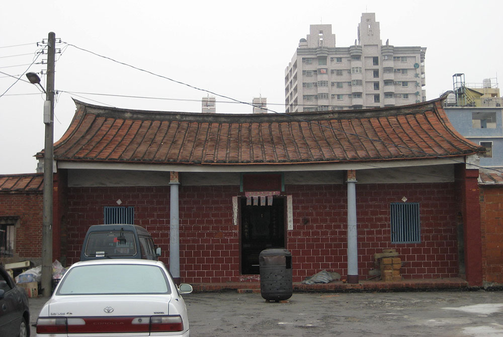 「陳家大厝」是大寮地區單一最大的紅磚閩南傳統「九包五」合院建築。（李繼強·攝影）