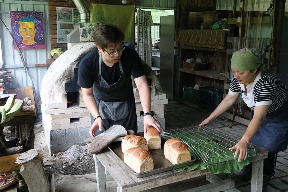 因為遇到了高雄烘焙達人吳克己老師，2012年蓋了「願景窯」，開始了深山裡的麵包店。（深山裡的麵包店·提  供）