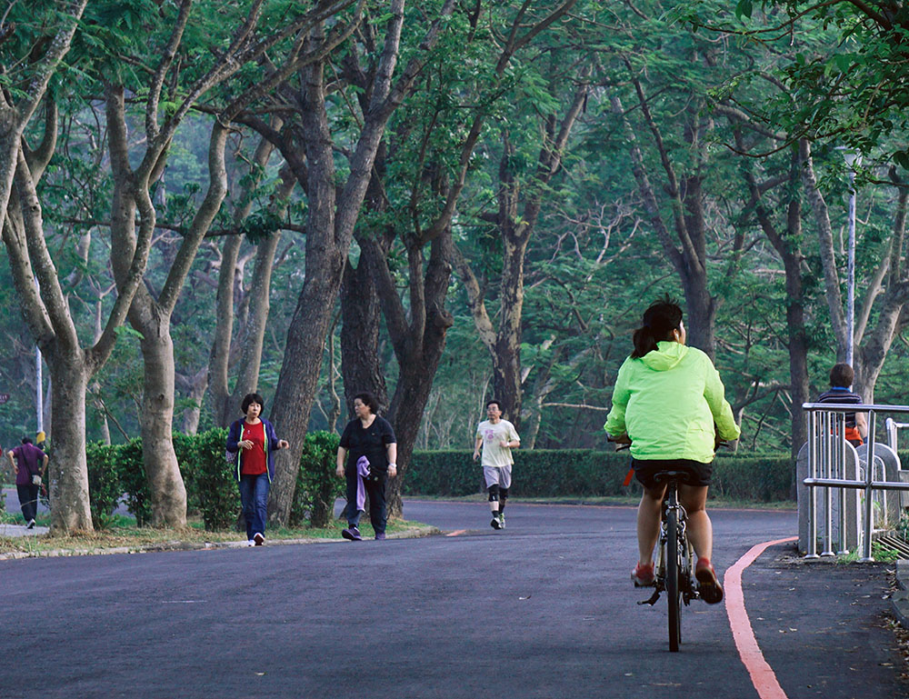 湖畔每天早晨都有許多人來此健走、騎單車、運動（郭宸志·攝影）