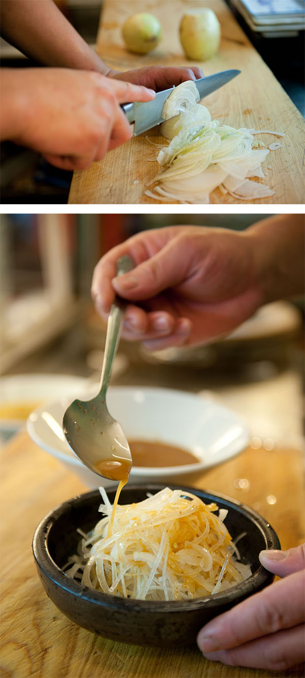 阿志料理店使用台灣本地洋蔥。下：涼拌洋蔥醬汁是店家的拿手秘方。（蕭孟曲·攝影）