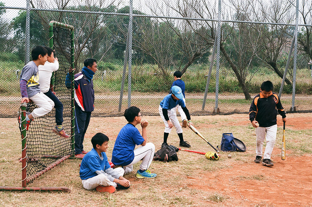 熱愛棒球的孩子們。（畝嘰斗·攝影）