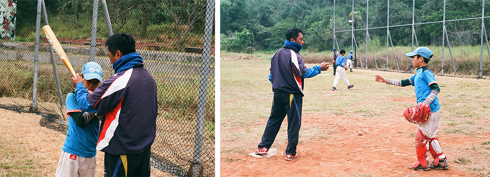 陳教練悉心指導棒球技巧。（畝嘰斗·攝影）
