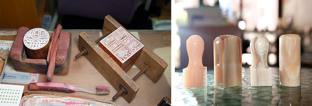 左：手工刻章工具繁多。右：手工刻印，提供客製化的服務。（蕭孟曲‧攝影）