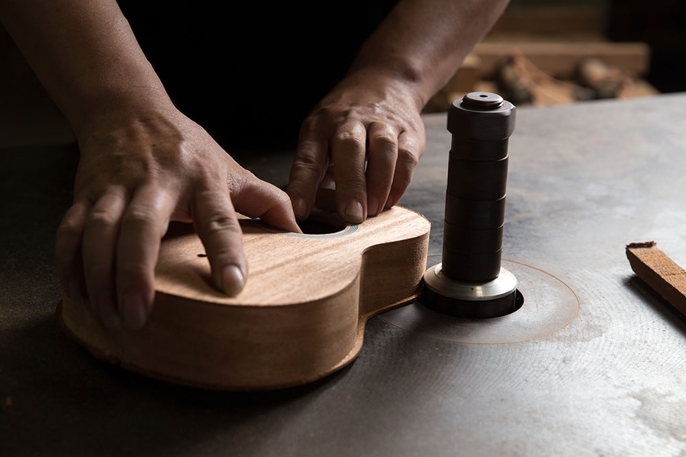 洪慶楓以「檜木」作為材料，打造屬於臺灣的琴。（Millar台灣在地手工烏克麗麗‧提供）