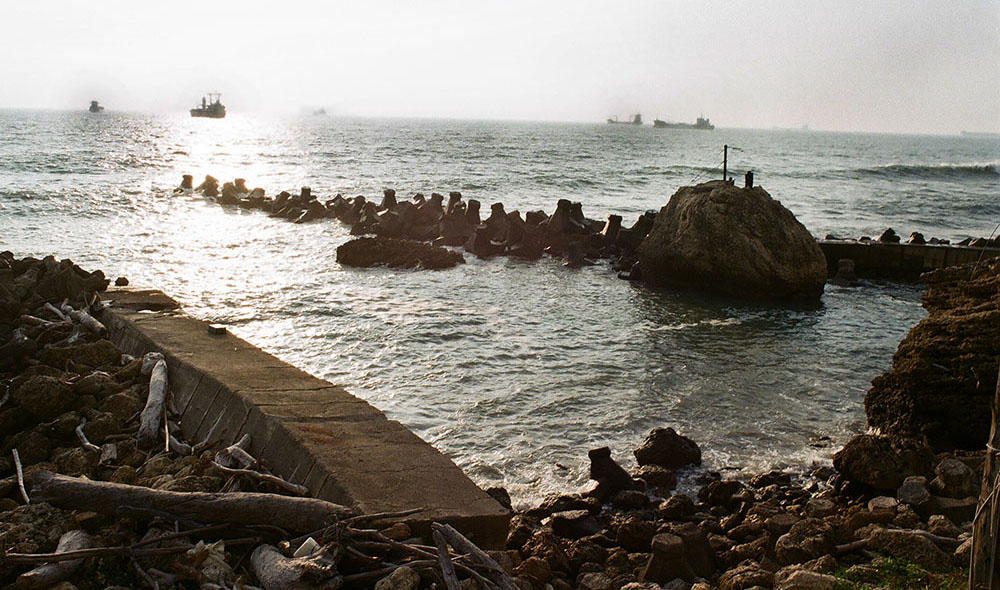 波光粼粼的柴山小漁港。（畝嘰斗‧攝影）
