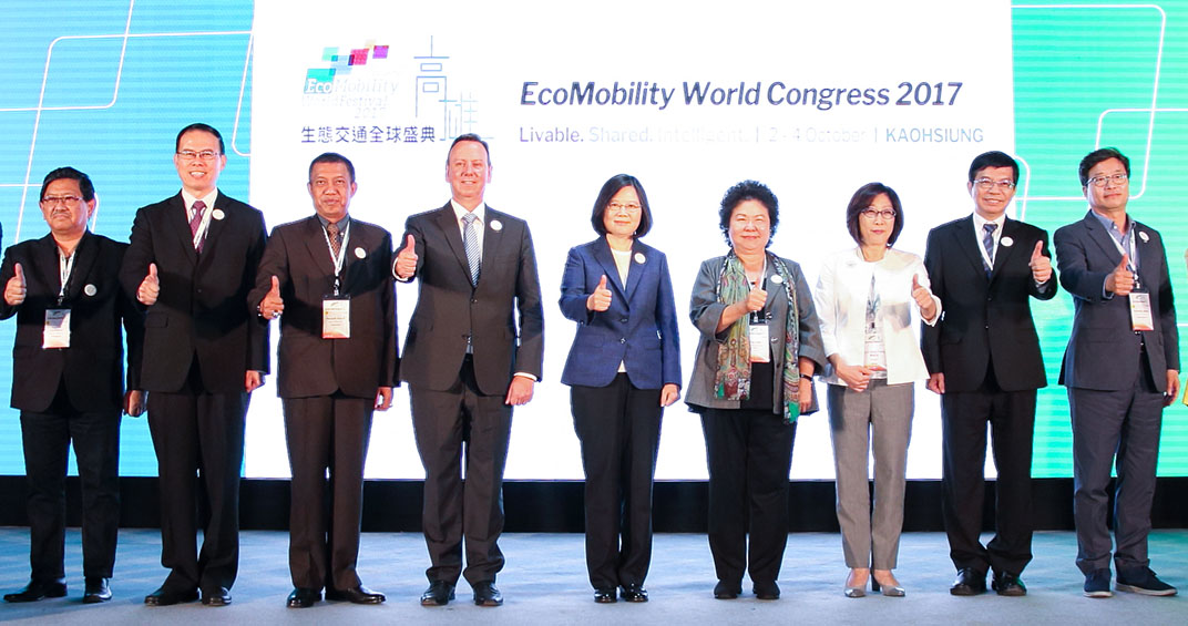 總統蔡英文、高雄市長陳菊與CLEI秘書長GINO及國際城市首長或代表出席「2017生態交通世界大會」開幕典禮。（曾國書‧攝影）