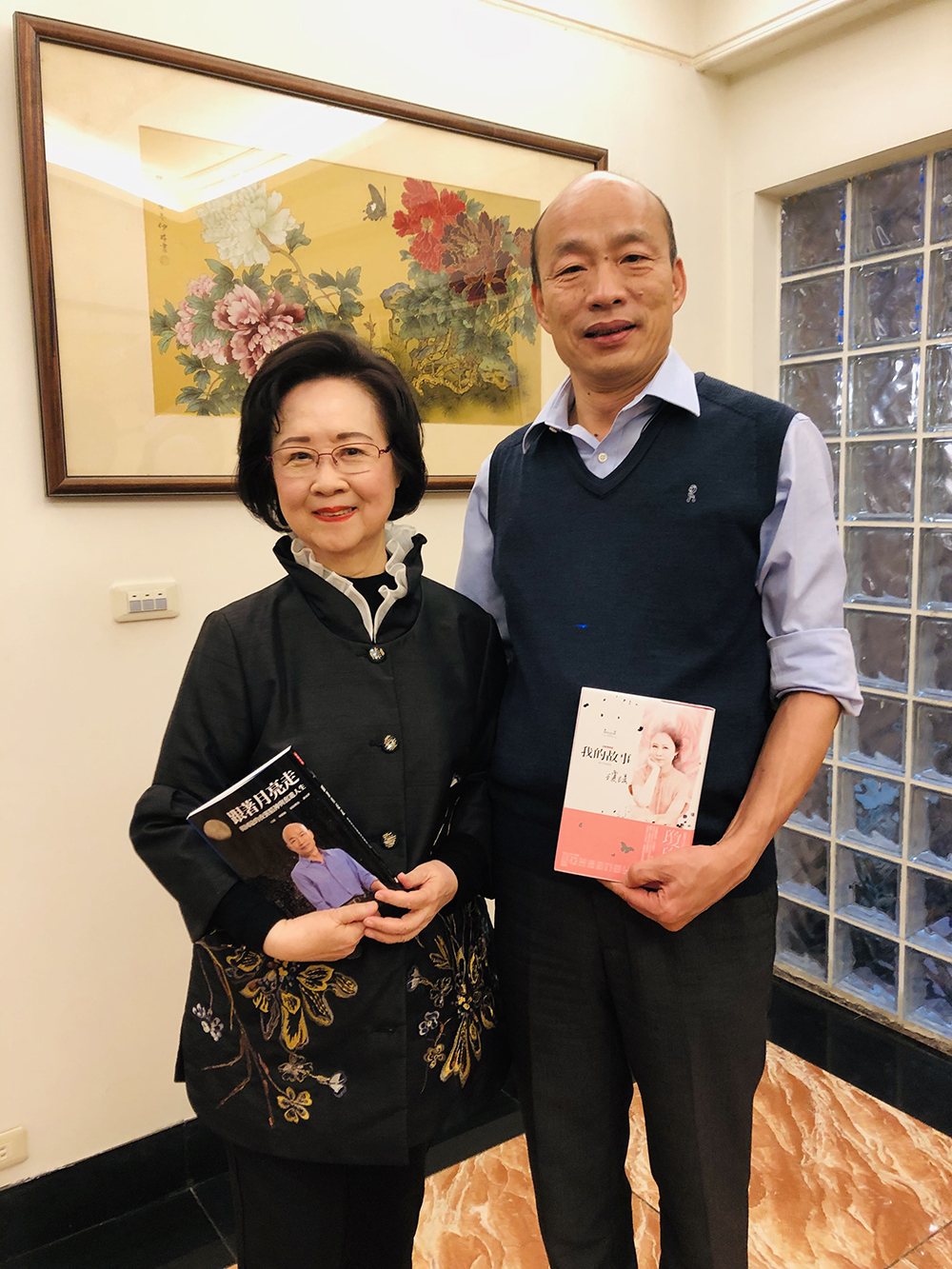 韓國瑜拜訪瓊瑤，互贈新書。(照片提供/高雄市政府)